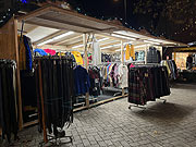 Baumgärtner's Bratwurst Standl bietet Käsekrainer, Bratwurst, Currywurst und Pommes beim Sendlinger Weihnachtsmarkt am Harras vom 25.11.-22.12.2019
